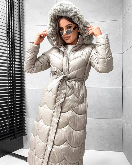 Długi, pikowany damski płaszcz z paskiem beżowy