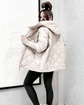 Pikowana ecru kurtka z kapturem i dzianinowymi rękawami