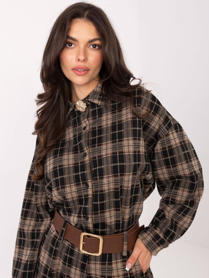 Ciemnobeżowa koszula z broszką