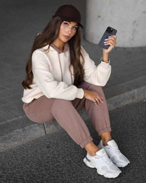 Komfortowy zestaw dresowy – bluza kangurka i spodnie ze ściągaczami cappuccino