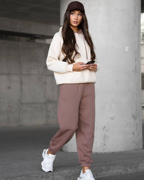 Komfortowy zestaw dresowy – bluza kangurka i spodnie ze ściągaczami cappuccino