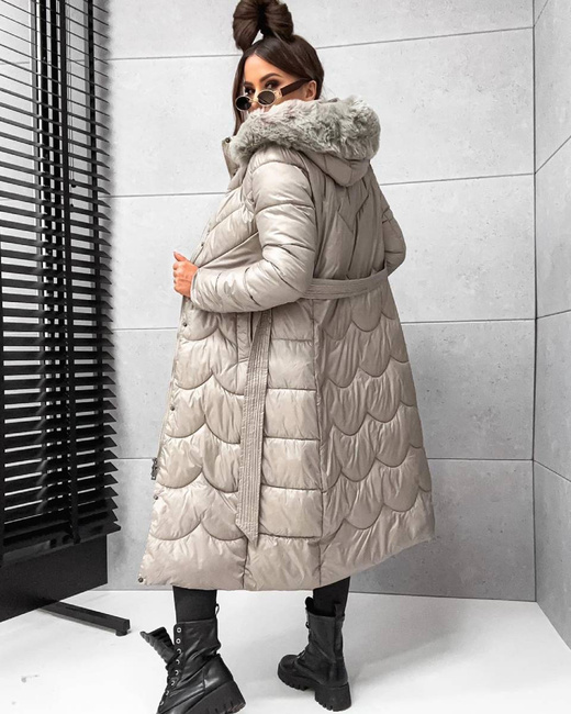 Długi, pikowany damski płaszcz z paskiem beżowy