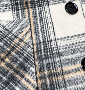 Krótka koszulowa kurtka w kratę w kolorze szaro/ecru