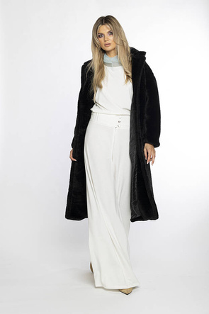 Czarne futerko z nietoperzowymi rękawami