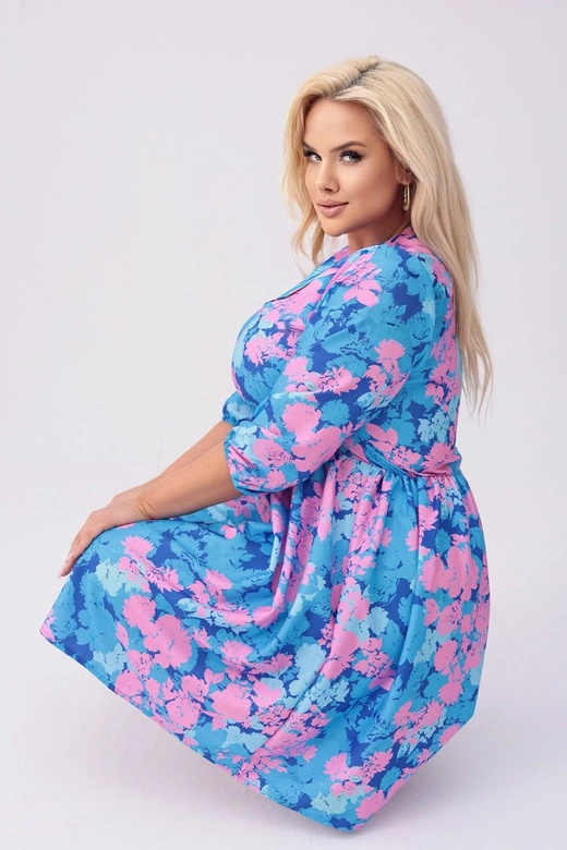 Sukienka plus size w kwiaty niebieska