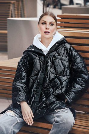 Przejściowa kurtka z kapturem czarna