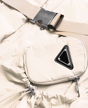 Beżowa kurtka z belt bag