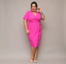 Sukienka plus size z kopertowym dekoltem fuksja