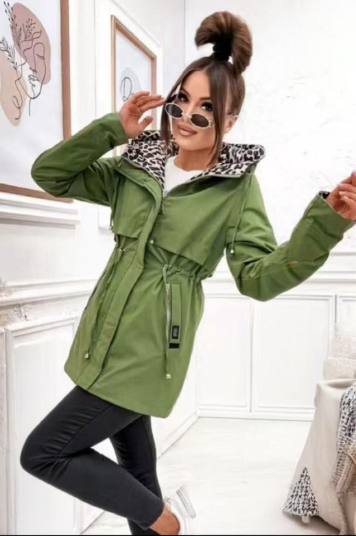 Cienka kurtka damska typu 2w1 z motywem panterki zielona