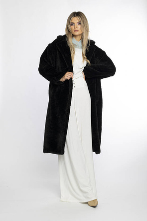 Czarne futerko z nietoperzowymi rękawami