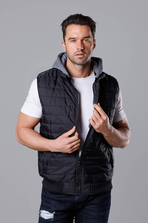 Czarny bezrękawnik męski z dresowym kapturem