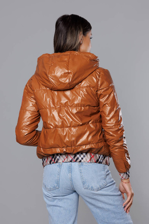 Uniwersalna karmelowa kurtka z kapturem