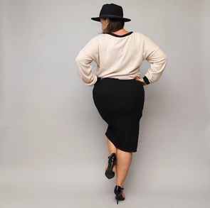 Dopasowana sukienka z bluzą plus size beż-czarny