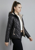 Czarna pikowana kurtka z beżowym wykończeniem