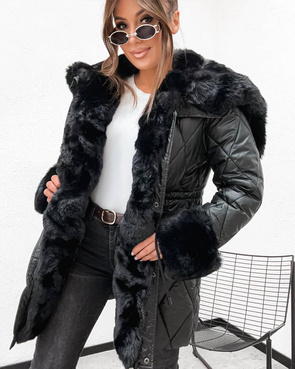 Pikowana kurtka zimowa czarna z futrzanym wykończeniem