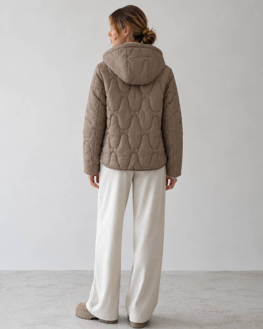 Beżowa krótka kurtka zimowa damska z ozdobnym kapturem