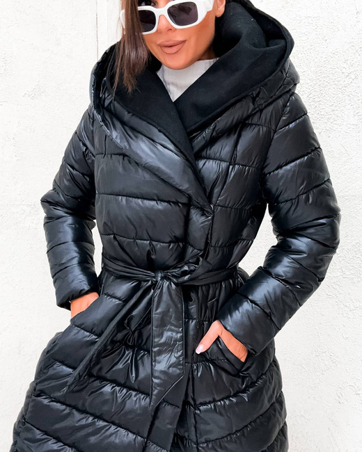 Zimowa pikowana kurtka z paskiem czarna