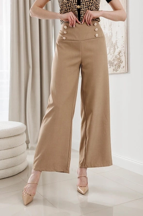 Eleganckie karmelowe spodnie damskie ze złotymi guzikami