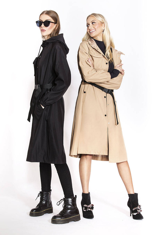 Cienki czarny płaszcz z kapturem