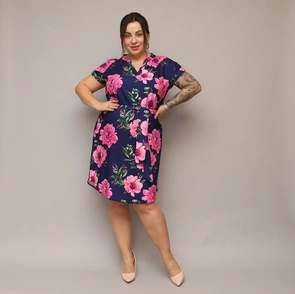Prosta sukienka plus size z krótkim rękawem granatowa kwiaty