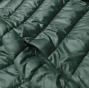 Krótka kurtka zielona z asymetrycznym dołem