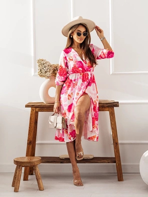 Różowa sukienka midi z rozcięciem na dole