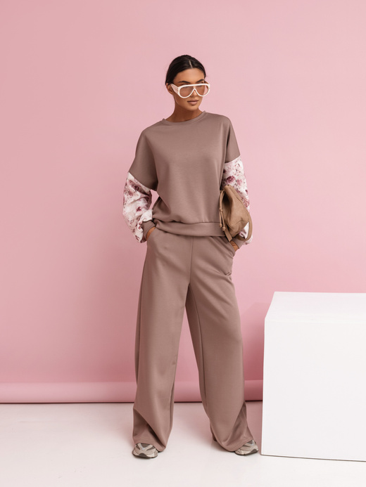 Wygodny komplet casual damski z szerokimi spodniami i luźną bluzą cappuccino