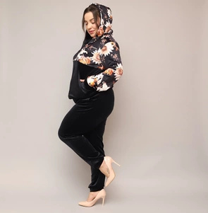Welurowy komplet dresowy plus size w kwiaty czarny