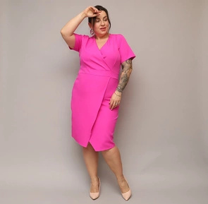 Sukienka plus size z kopertowym dekoltem fuksja
