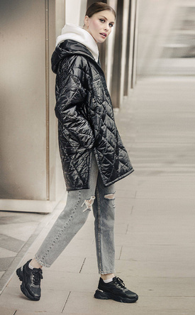 Przejściowa kurtka z kapturem czarna