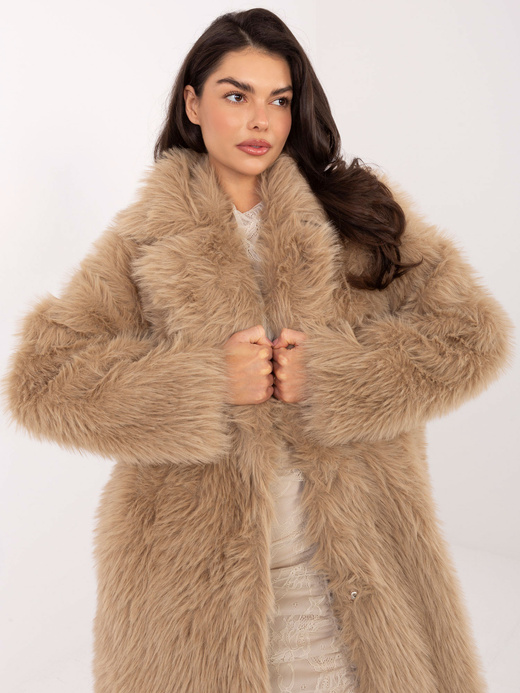 Futrzany jasnobeżowy płaszcz na zatrzaski
