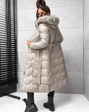 Długi, pikowany damski płaszcz z paskiem beżowy