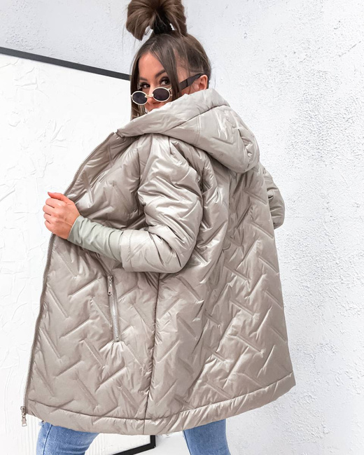 Przejściowa pikowana kurtka dzianinowymi ściągaczami beż