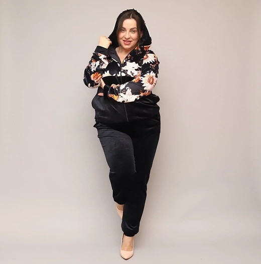 Welurowy komplet dresowy plus size w kwiaty czarny