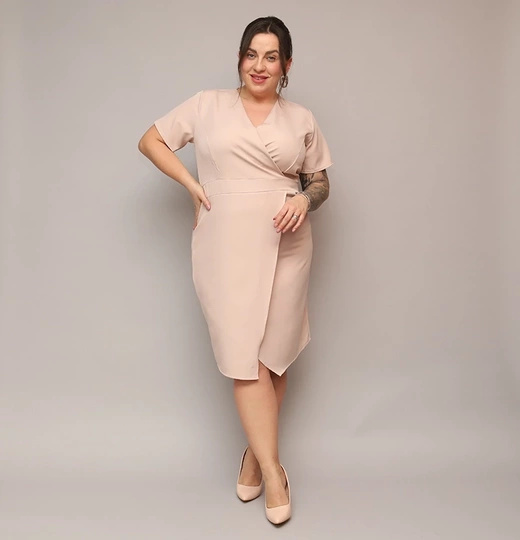 Beżowa sukienka plus size z kopertowym dekoltem