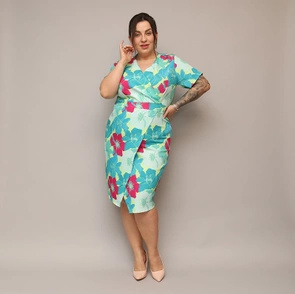 Sukienka plus size z kopertowym dekoltem zielony-fuksja kwiaty