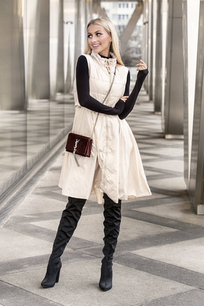 Jasnobeżowa kamizelka ze spódnicą