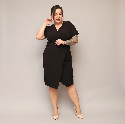 Czarna sukienka plus size z kopertowym dekoltem