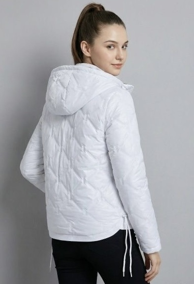 Biała pikowana kurtka z beżowym wykończeniem 