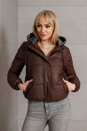 Czekoladowa kurtka na zimę z dzianinowym kapturem