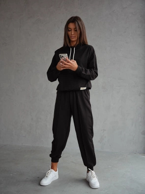 Czarny bawełniany dres damski