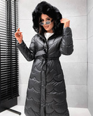 Długi, pikowany damski płaszcz z paskiem czarny