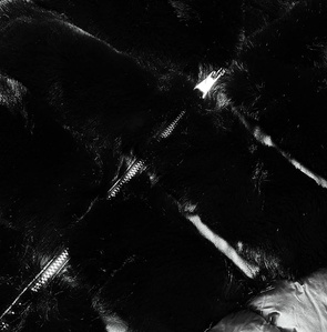 Kurtka zimowa damska z ozdobnym futrem czarna (7729)