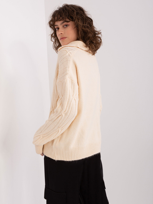 Luźny jasnobeżowy sweter z warkoczami