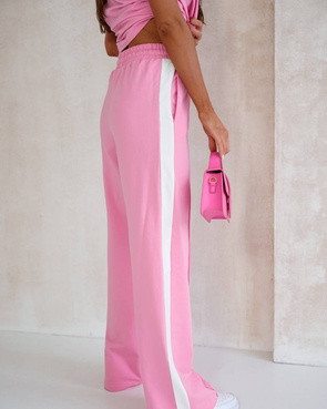 Różowy komplet t-shirt i spodnie z lampasami