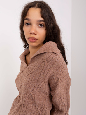 Luźny brązowy sweter z warkoczami