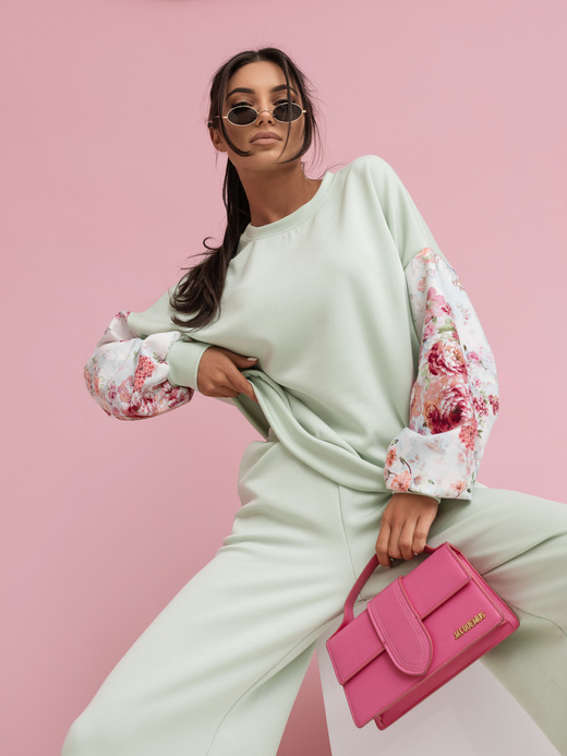 Wygodny komplet casual damski z szerokimi spodniami i luźną bluzą miętowy