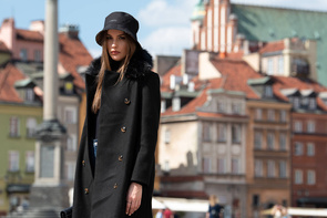 Długi płaszcz z futrzanym kołnierzem czarny (20201202)