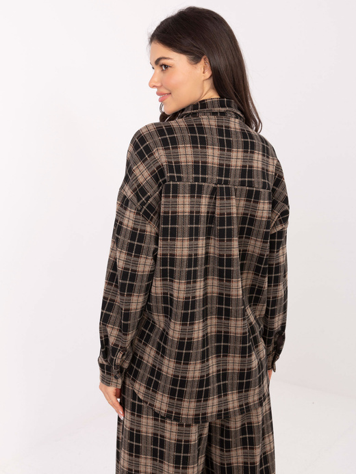 Ciemnobeżowa koszula z broszką