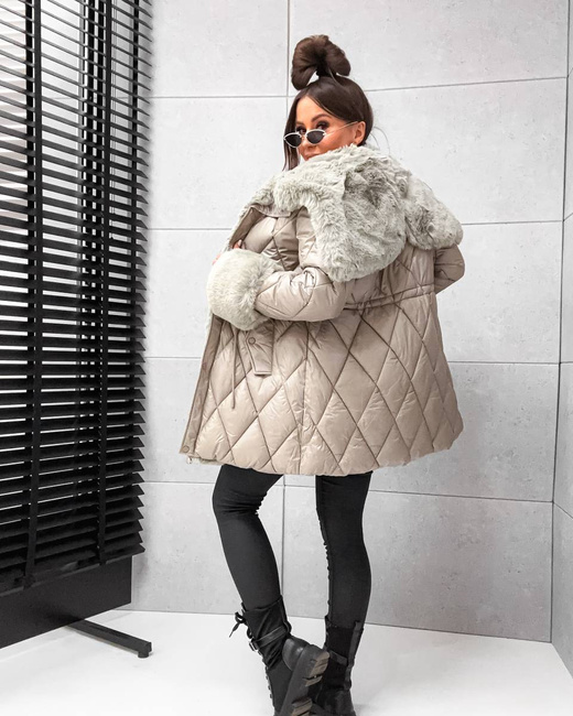 Pikowana kurtka zimowa beż z futrzanym wykończeniem
